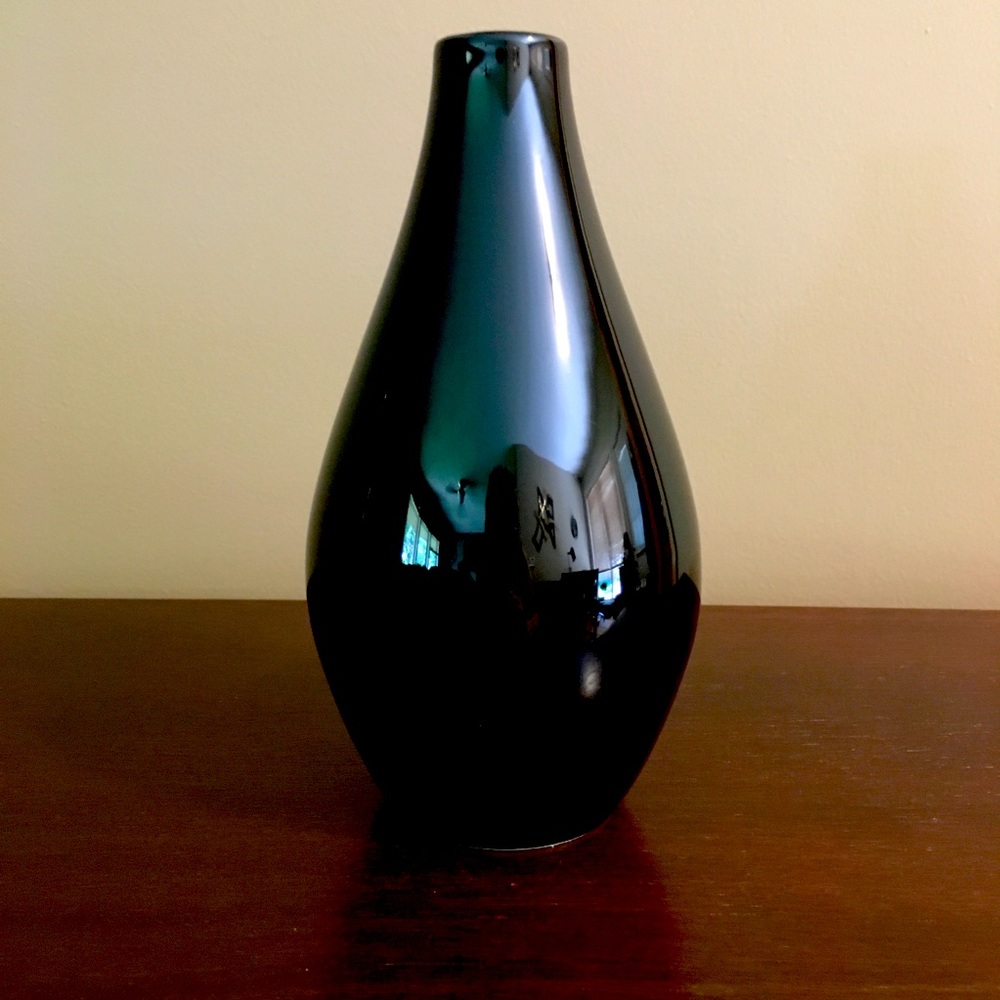 BLACK DECORATIVE VASE